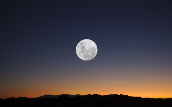 Луна в ночном небе