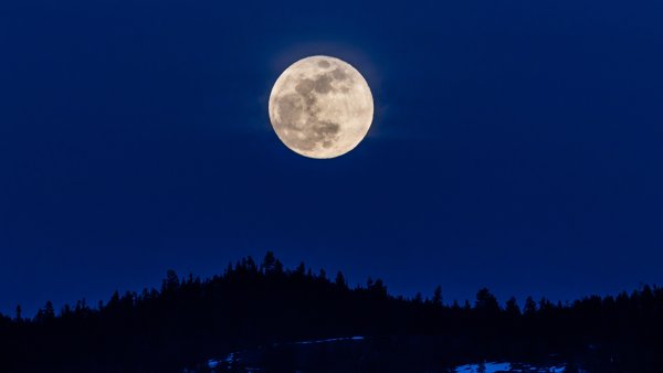 Огромная Луна