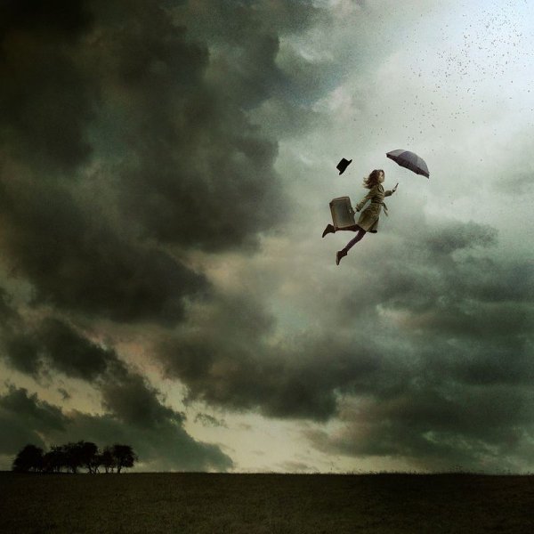 Человек улетает в небо