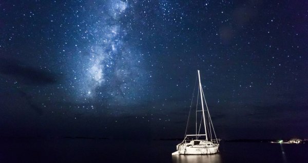 Яхта в море ночью