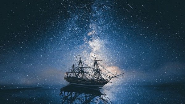 Корабль в море ночью