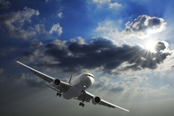 Самолет на взлетнопм полос