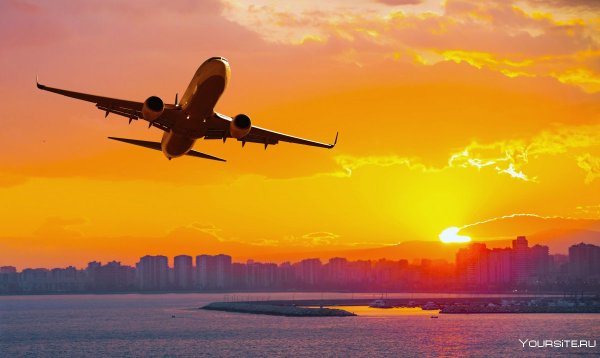 Взлетающий самолет над морем