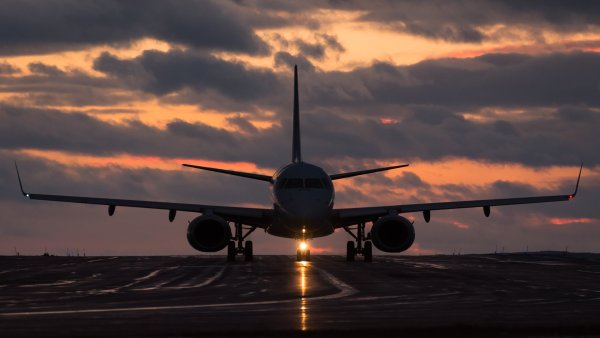 Самолет взлетает на закате