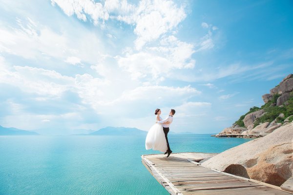 Молодожены на фоне моря