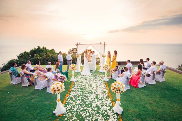 Свадьба у алтаря