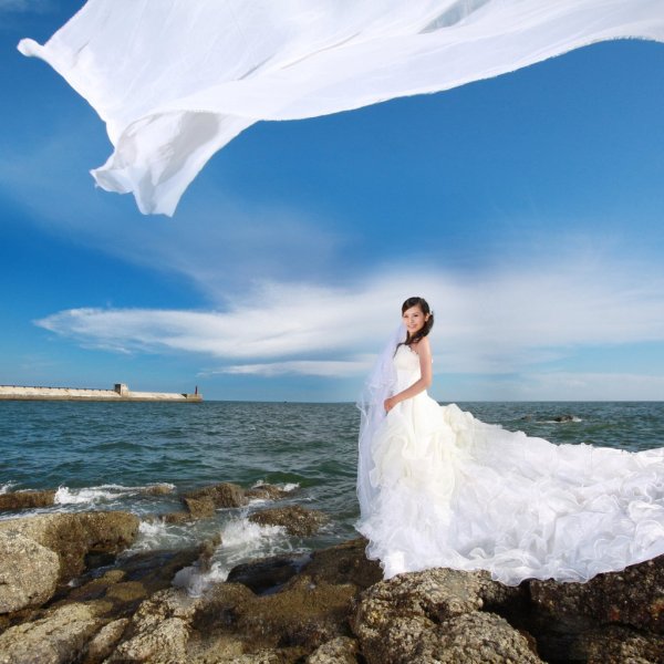 Парень кружит девушку