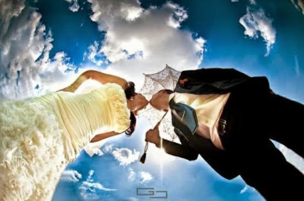 Девушка бежит в свадебном платье