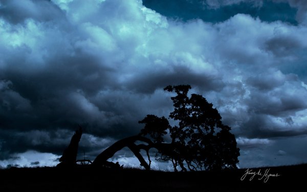 Мрачное зловещее небо