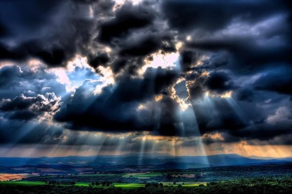 Лучи пробиваются сквозь тучи