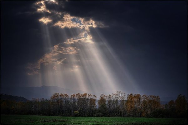 Пасмурное небо с солнцем