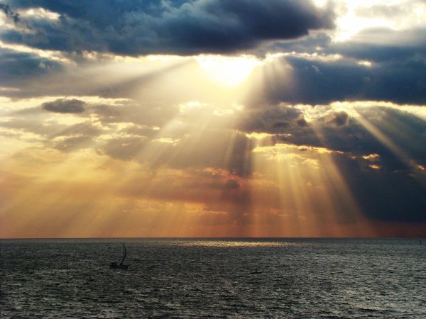 Солнце сквозь тучи