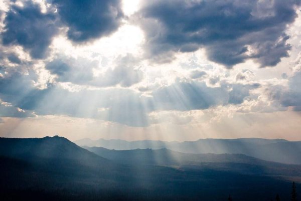 Солнце сквозь тучи