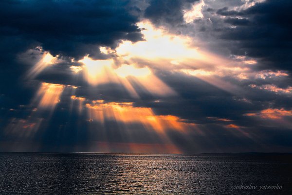 Солнце сквозь тучи