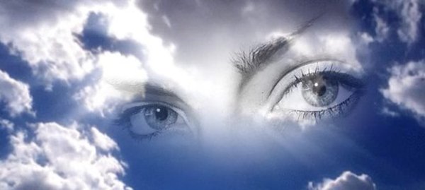 Женские глаза в небе