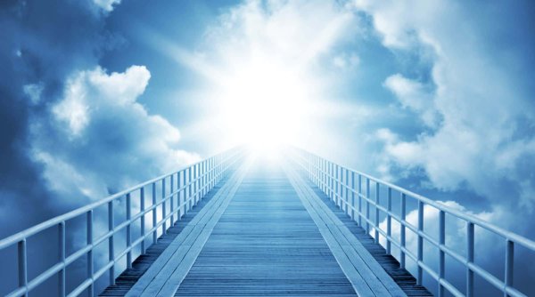 Девушка ангел на облаке