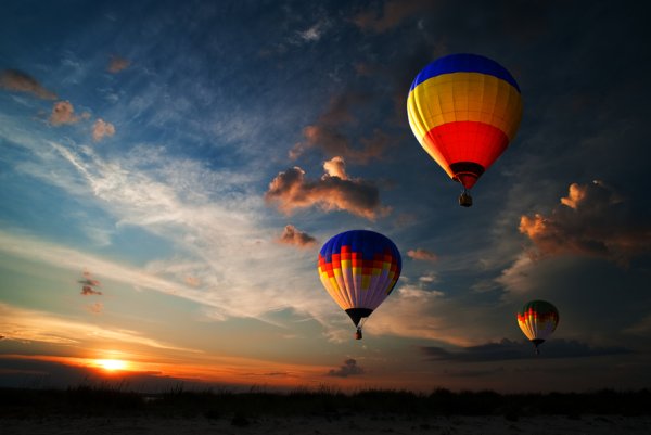 Воздушный шар на закате