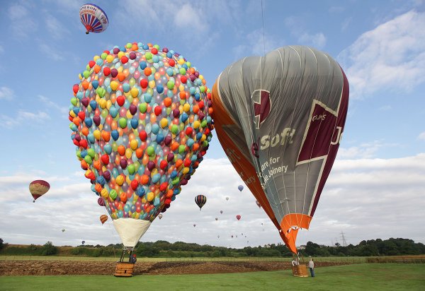 Воздушный шар с корзиной вблизи