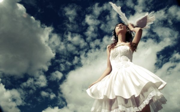 Девушка в белом платье
