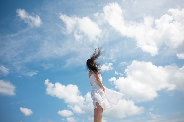 Девушка в облаках