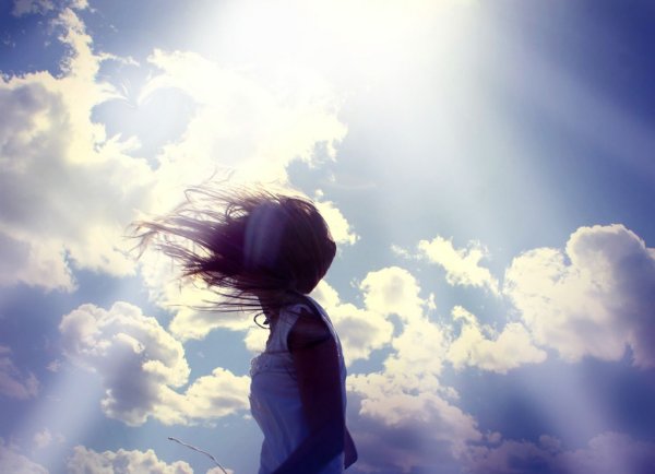 Девушка уходящая в небо