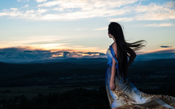 Девушка на фоне гор