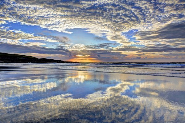 Отражение облаков в воде