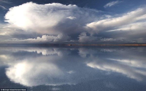 Отражение облаков в воде