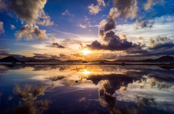 Отражение неба в воде