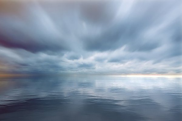 Отражение облаков в воде