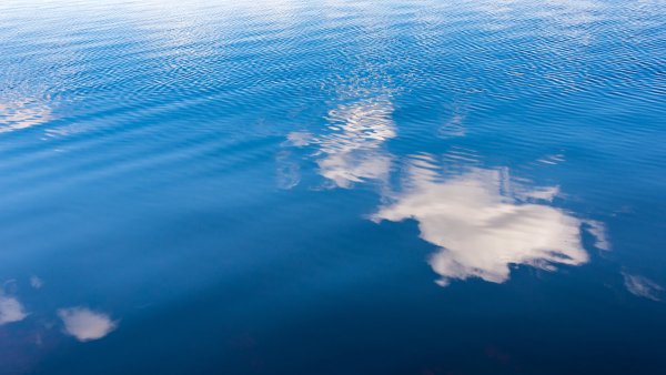 Отражение неба в воде