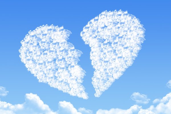 Облака в форме разбитого сердца