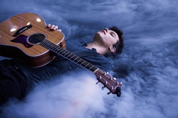 Парень гитарист