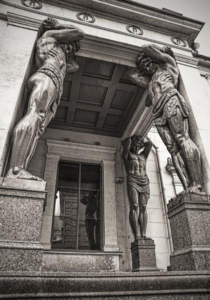 Атланты Эрмитажа в Санкт-Петербурге