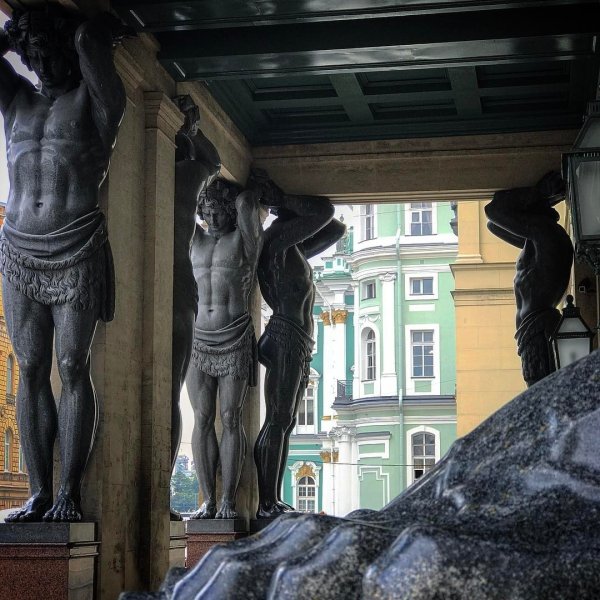 Санкт-Петербург Атланты держат небо