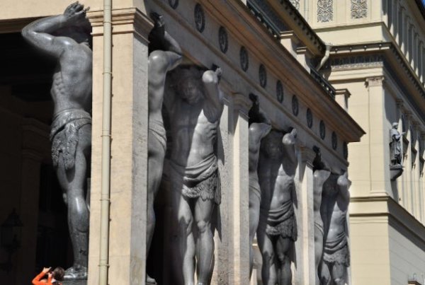 Статуи исполинов Атлантов Модерн