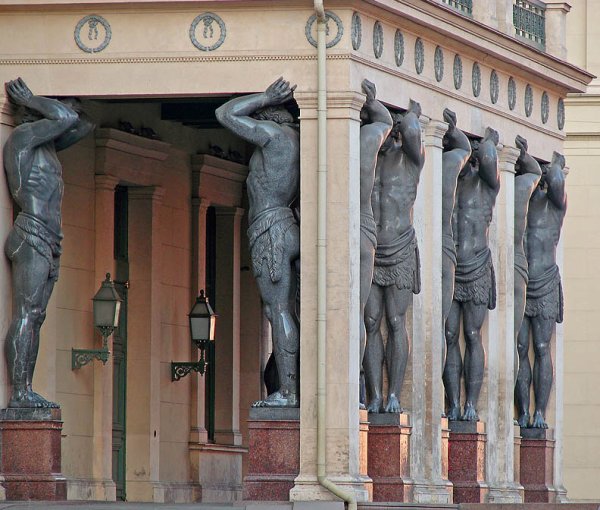 Скульптура держит планету