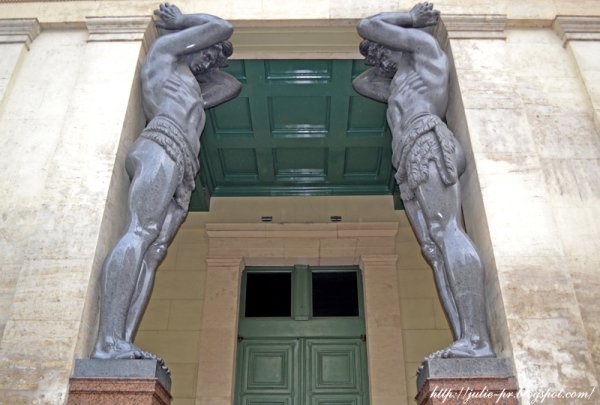 Статуя Атланта новый Эрмитаж