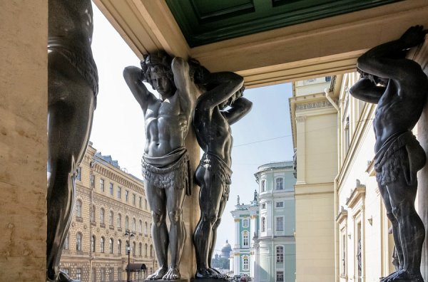 Титан Атлант держит землю