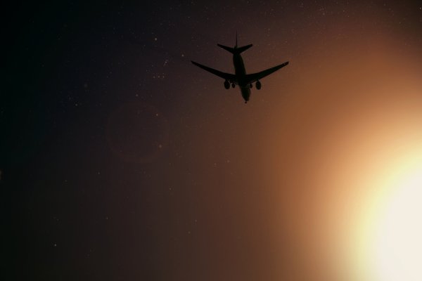 Самолет в небе ночью
