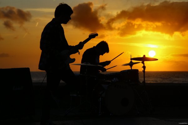 Музыкант на закате