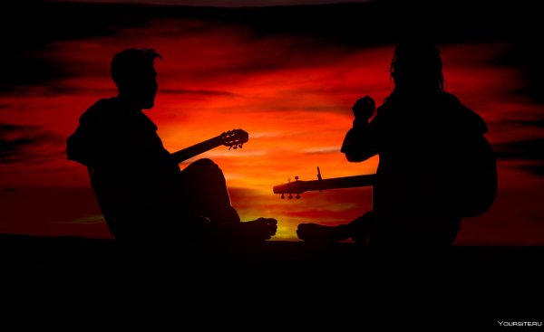 Парень с гитарой на закате