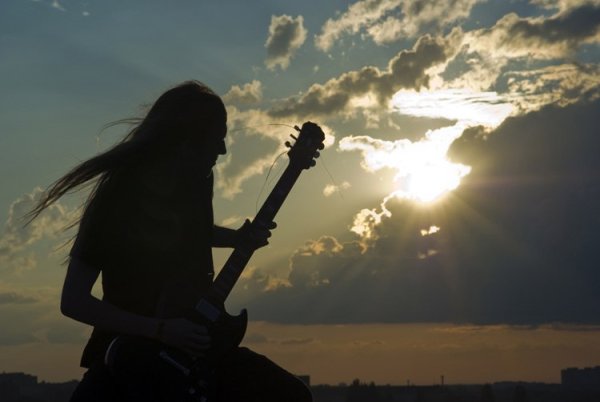 Гитарист на природе