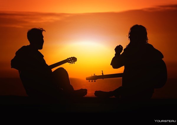 Человек с гитарой на закате