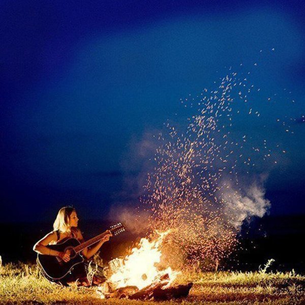 Вечер у костра с гитарой