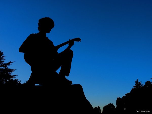 Силуэт музыканта с гитарой