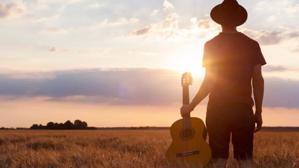 Человек с гитарой со спины