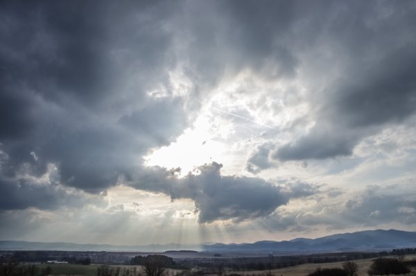 Пасмурное небо с солнцем