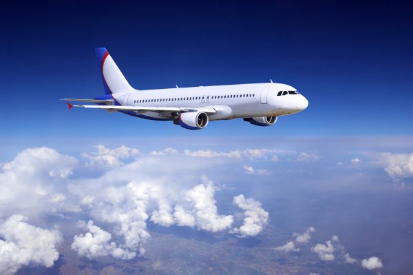 Самолет в голубом небе