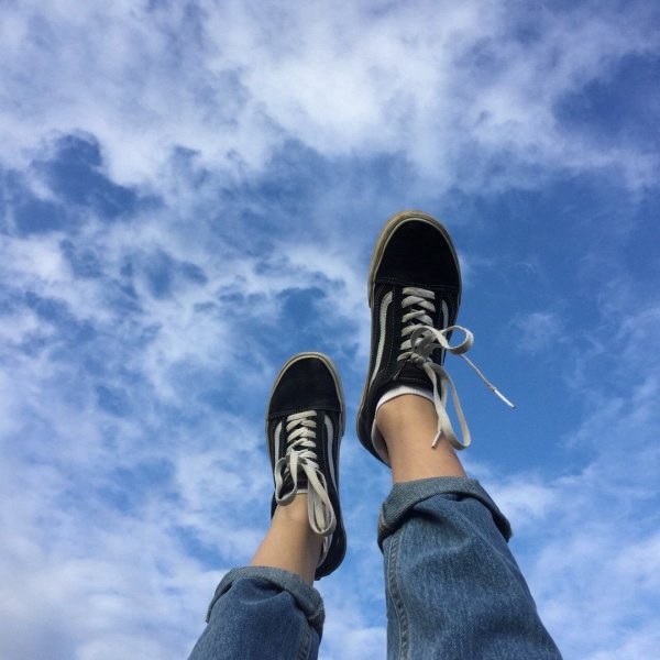 Ноги в кроссовках на фоне неба